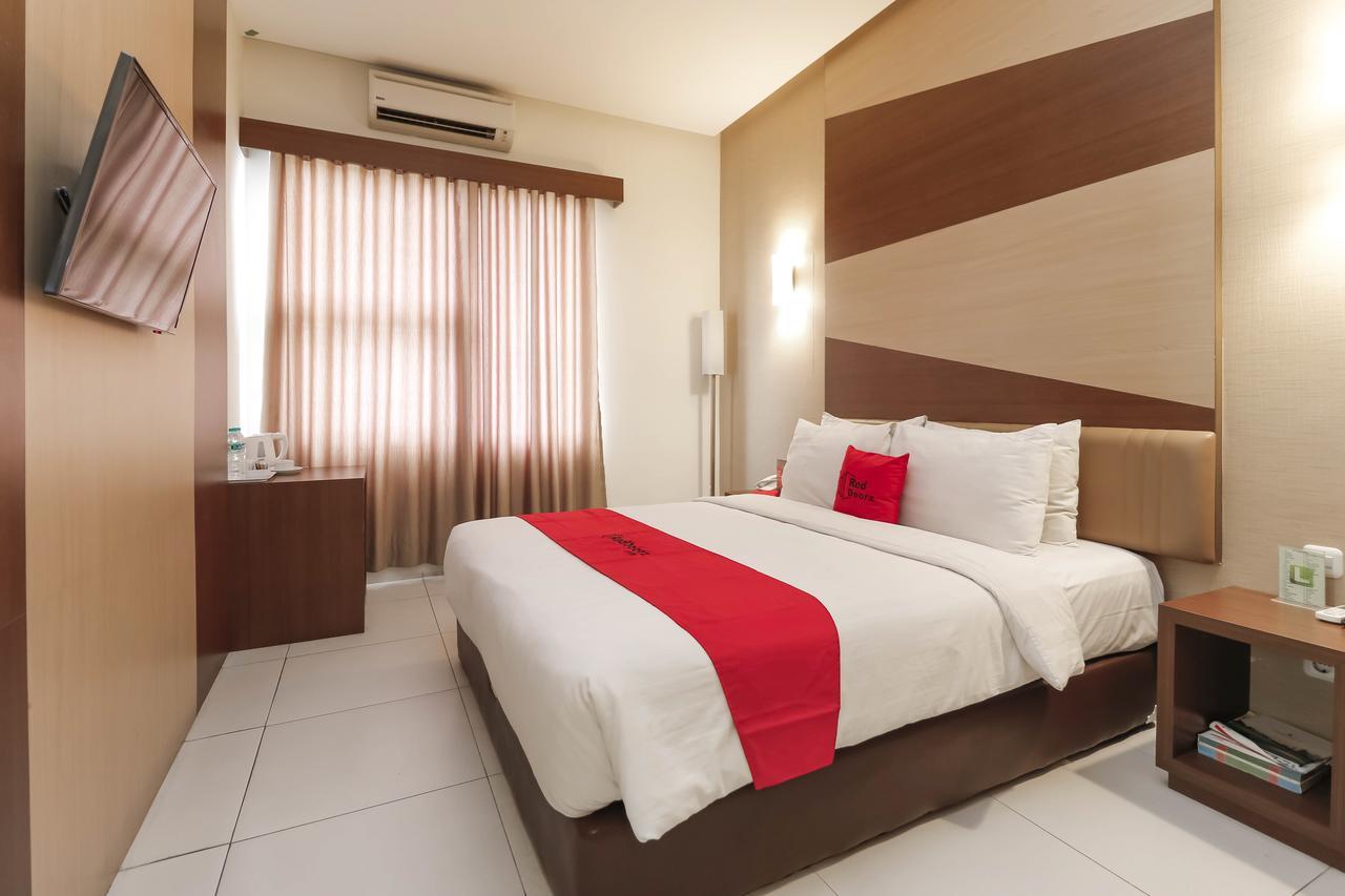Hotel Reddoorz Near Roxy Giacarta Esterno foto