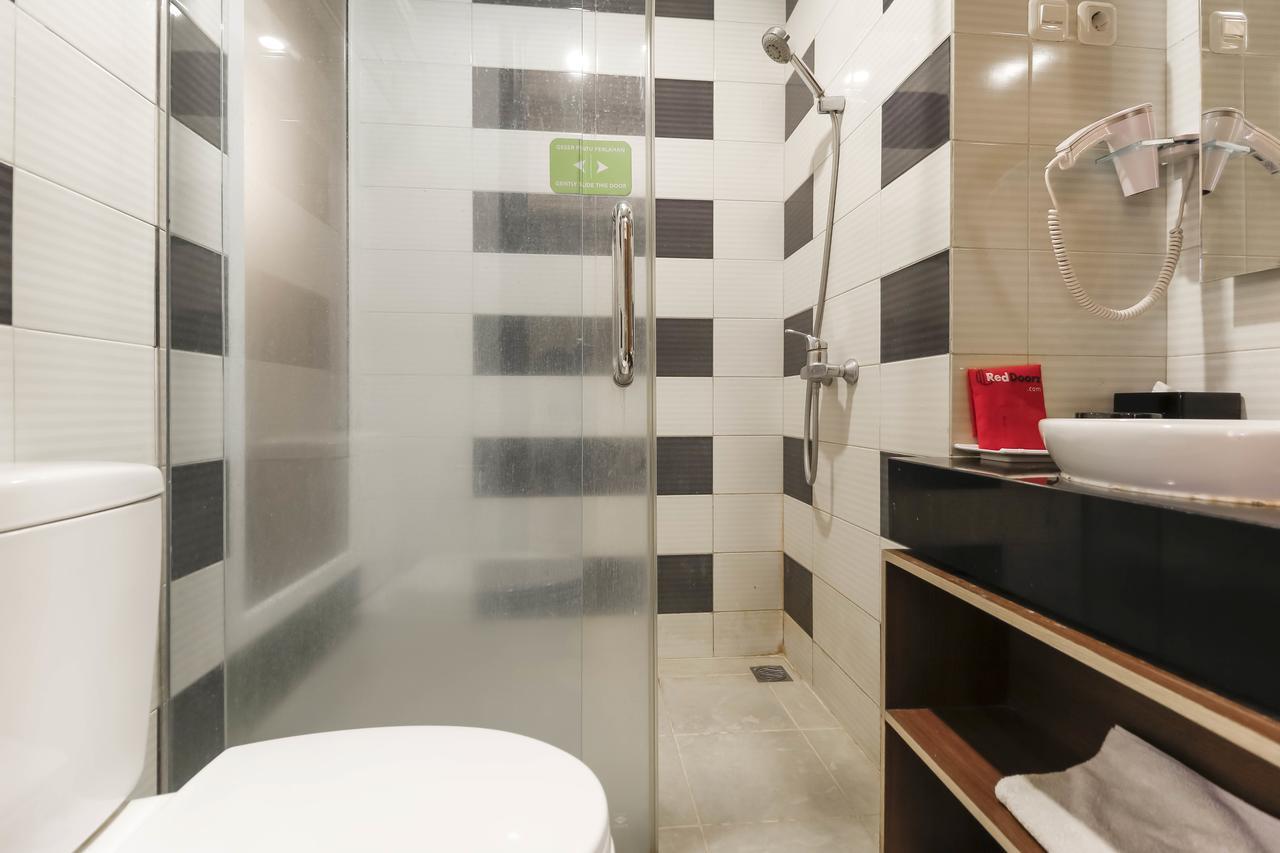 Hotel Reddoorz Near Roxy Giacarta Esterno foto