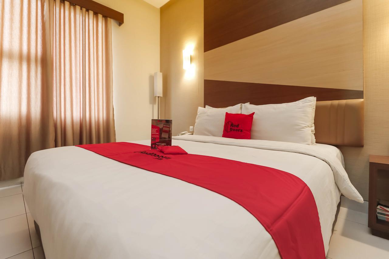 Hotel Reddoorz Near Roxy Giacarta Esterno foto