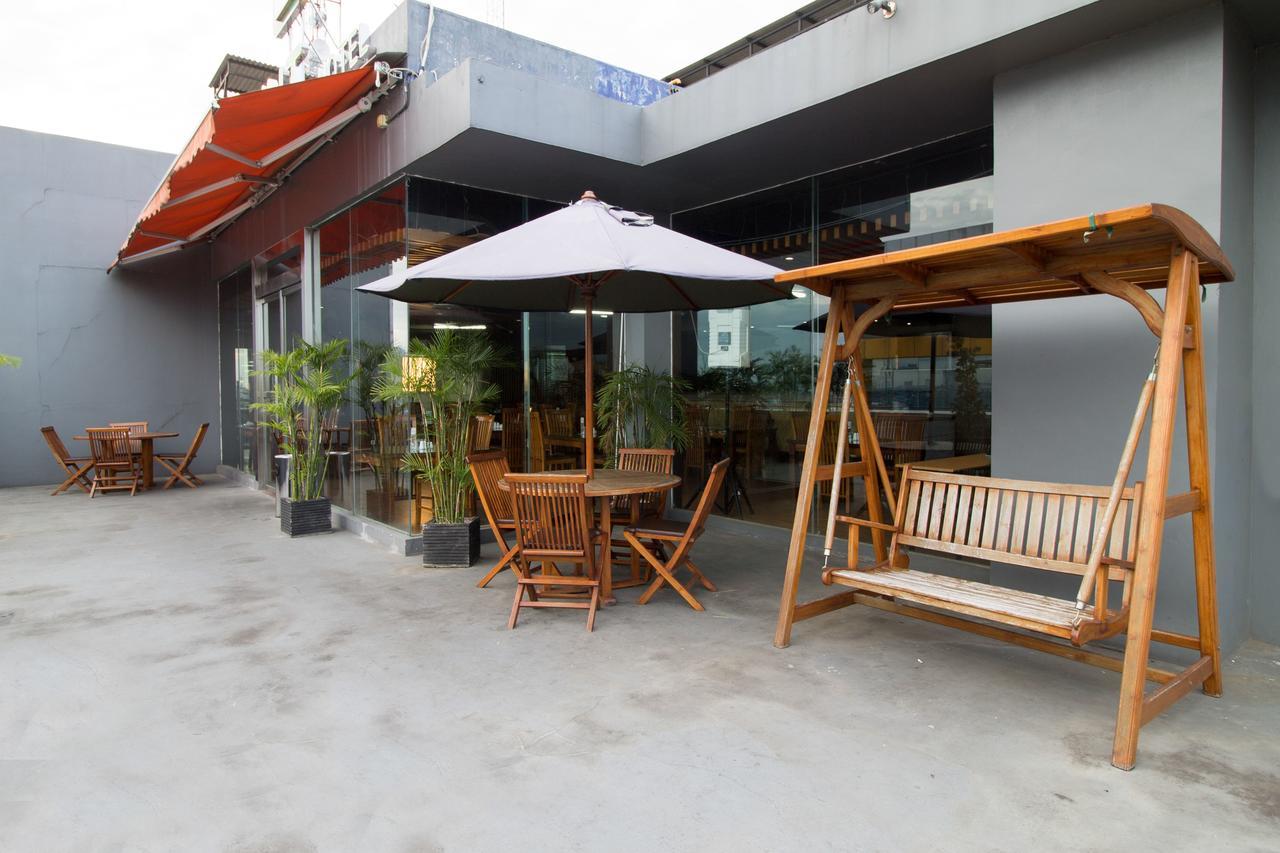 Hotel Reddoorz Near Roxy Giacarta Esterno foto