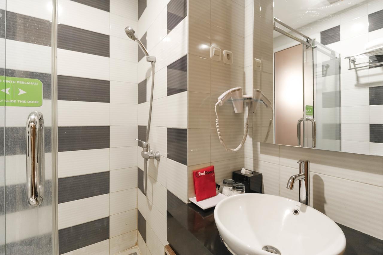 Hotel Reddoorz Near Roxy Giacarta Esterno foto
