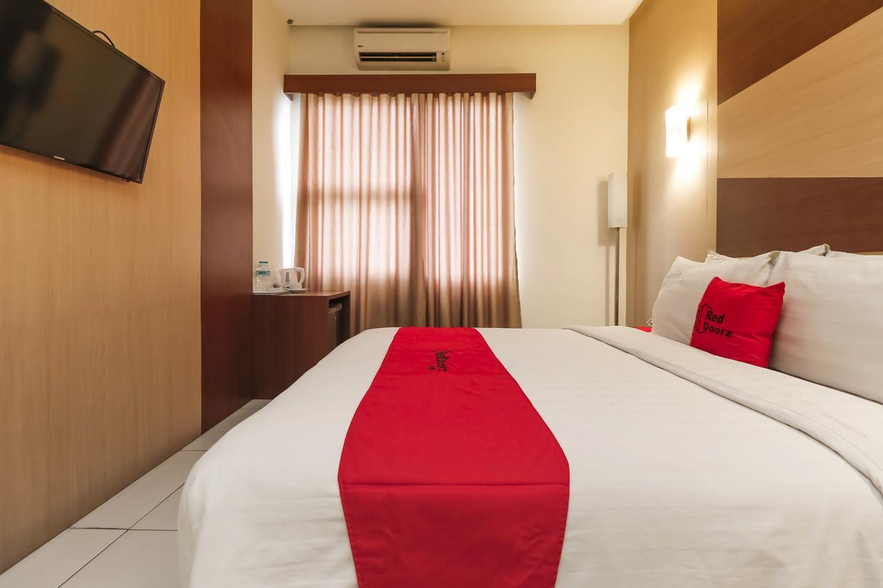 Hotel Reddoorz Near Roxy Giacarta Esterno foto